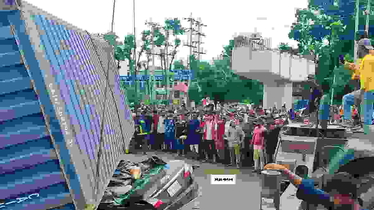 প্রাইভেটকারের ওপর উল্টে পড়ল কাভার্ডভ্যান, একই পরিবারের ৪ জন নিহত