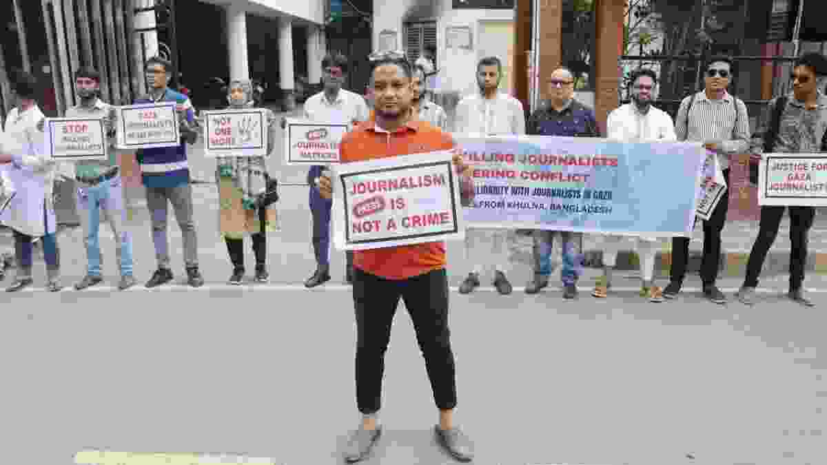 গাজায় সাংবাদিক হত্যা ও গণমাধ্যমে হামলার প্রতিবাদে খুলনায় মানববন্ধন