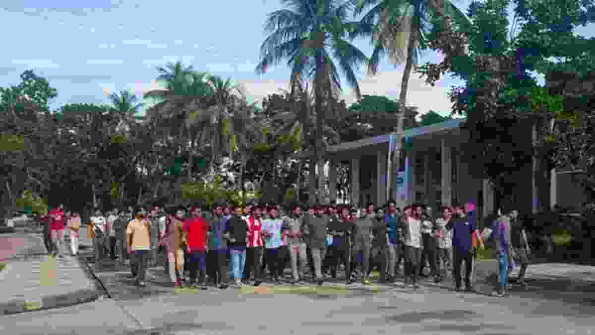 কুয়েট শিক্ষার্থীদের রেললাইন অবরোধ